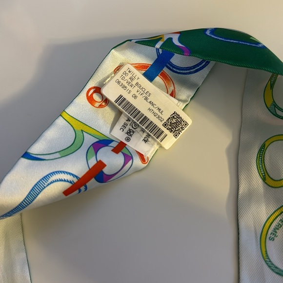 AUTHENTIC HERMÈS EXCELLENT CONDITION used once Green and White Twilly - Picture 8 of 13